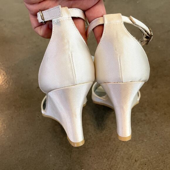 Unforgettable Moments White Satin Jeweled wedge wedding formal shoes womens 7 - Picture 6 of 9